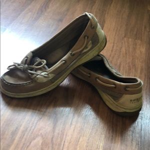 Sperry’s top sider boat shoe